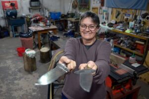 Sandra, la forjadora de cuchillos de Caseros que sobresale en un oficio poblado de hombres