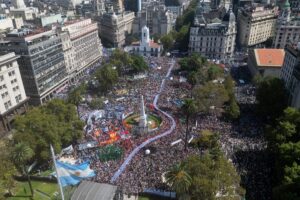Masiva movilización a Plaza de Mayo por el Día Nacional de la Memoria: crónica entre las fuerzas del suelo/Ciento de miles marcharon en todo el país
