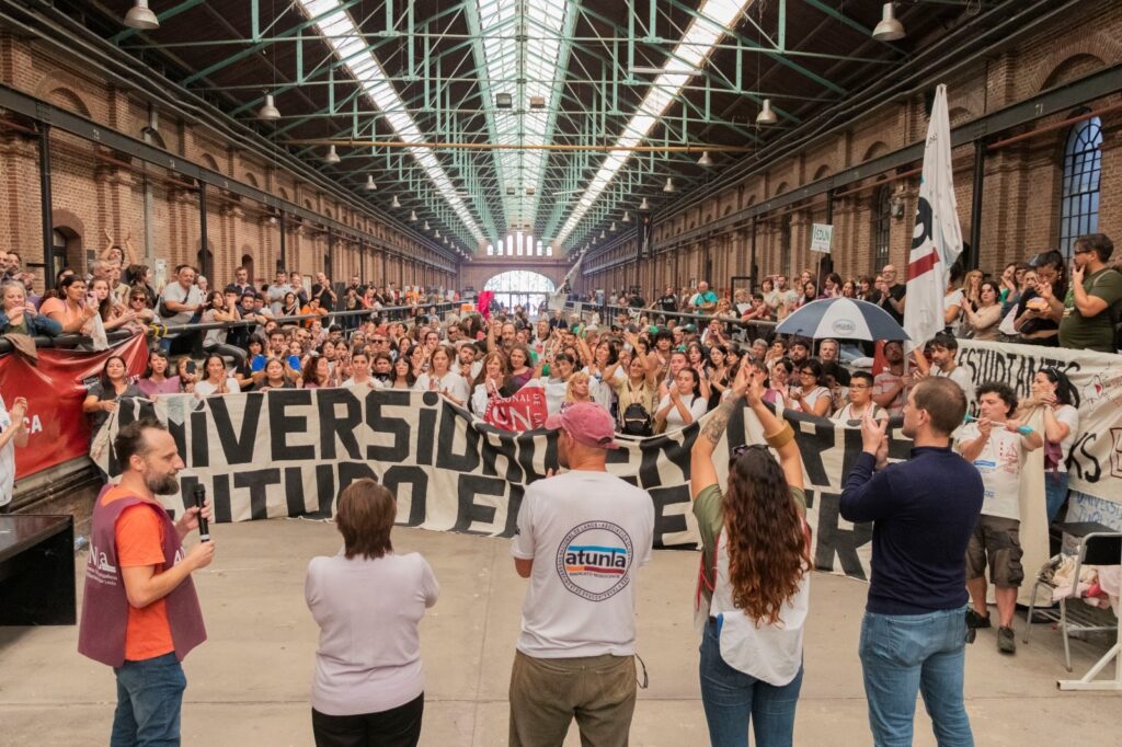 Masivo banderazo y abrazo simbólico de estudiantes, docentes, trabajadores y vecinos en defensa de la UNLa
