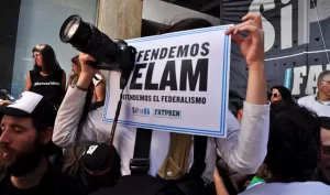 Ataque directo a los periodistas y la libertad de expresión/El Gobierno avanza en el desguace e inicia el proceso para cerrar las corresponsalías de Télam en todo el país