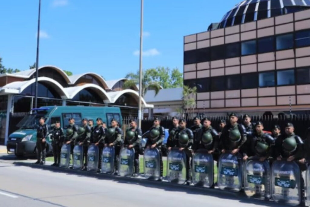 Militarizacion y cierre de la ex Ciccone/La planta de Don Torcuato fue desalojada e irá a remate