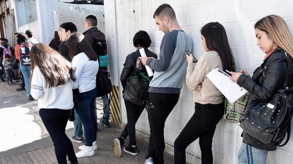 Casi la mitad de los argentinos teme perder el trabajo