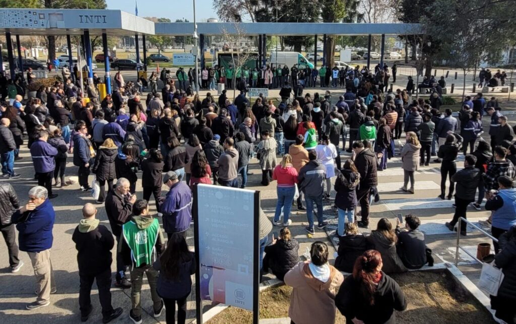 Protestas en INTI, INTA y Vialidad tras los decretos del Gobierno que reestructuran organismos estratégicos