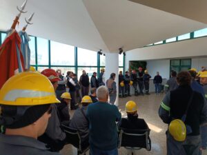 Trabajadores toman el edificio de administración de Petroquímica Río Tercero: «No saldrá nadie hasta que el salario no aparezca»
