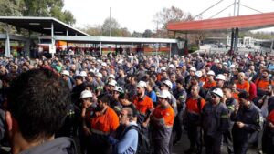Alarma en Villa Constitución: Acindar vuelve a paralizar su planta, crece la preocupación por despidos y por el futuro del acero argentino