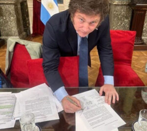 Javier Milei firmó el veto a la Ley de Financiamiento universitario y la Ley de Emergencia Pediátrica