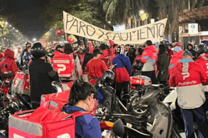Repartidores de Pedidos Ya protestaron en Rosario contra las bajas tarifas y el manejo de las propinas: «Hoy la aplicación nos roba»