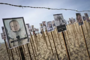 Activistas levantan en la playa de Copacabana un «cementerio» simbolizando a los casi 40.000 niños asesina en Gaza