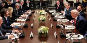 Trump pasó del apoyo a la extorsión y aguó la fiesta/»Si no gana Milei, no seremos generosos con Argentina», dijo, y se derrumbaron los mercados