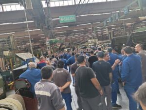 Luego de 11 meses sin aumento salarial y tras una multitudinaria asamblea, FATE le prohibió el ingreso a la planta a los delegados gremiales y encendió el conflicto en las plantas de neumático