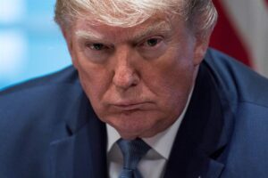 ESTADOS UNIDOS CONTRA TODO EL MUNDO:Donald Trump refuerza la ofensiva contra el fallo de la Corte de EE.UU y ahora aumenta los aranceles globales del 10% al 15%