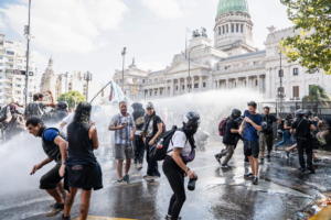 El sermón de los hidrantes: cacería y subasta de derechos en el Congreso enjaulado
