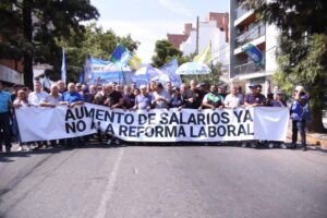 SERÁ MASIVA/La CGT y las dos CTA encabezarán este miércoles una movilización al Congreso de la Nación para rechazar el proyecto de reforma laboral/El Gobierno dice que tiene los votos «asegurados»