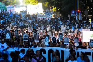 De norte a sur, de Mendoza a Mar del Plata: las multitudes salieron a la calle a gritar «Nunca más»