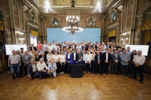 LE DEBEN A LA PROVINCIA 22,2 BILLONES DE PESOS/ Kicillof pidió a los intendentes que lo acompañenen con los reclamos a la Corte Suprema por los fondos retenidos por Milei