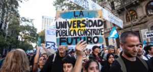 Los docentes universitarios ganan hoy 34% menos que en noviembre de 2023