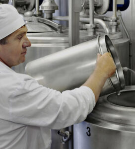 La crisis láctea trae más concentración y más crisis/Arcor y Danone absorben La Serenísima. Menos industrias y menos tambos