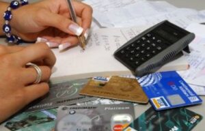 Endeudados: Se cuadruplicó la morosidad de los créditos familiares en un año