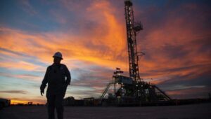 Cómo impactaría un shock externo en la economía/Argentina ante un eventual boom petrolero y encarecimiento de la deuda