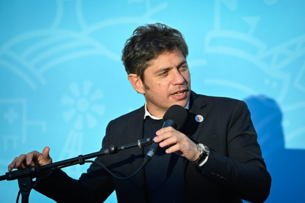 Kicillof: “Con el criterio del costo marginal de Adorni cualquiera se puede colar en el colectivo”