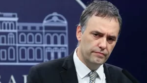 ADORNI ES LA TRAMPA Y EL MODELO AL MISMO TIEMPO.