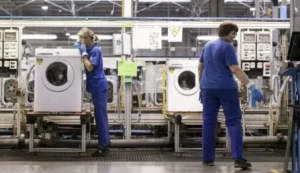 Electrolux confirmó que deja de producir heladeras y recortará otros 80 empleos: «Los trabajadores están asustados por la reforma laboral»