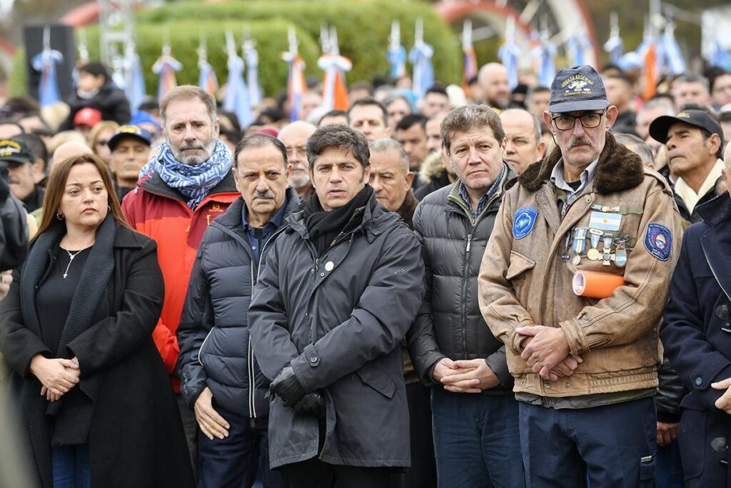 Kicillof participó de la vigilia y el acto central por Malvinas en Tierra del Fuego: mensaje para Milei y foto de unidad peronista