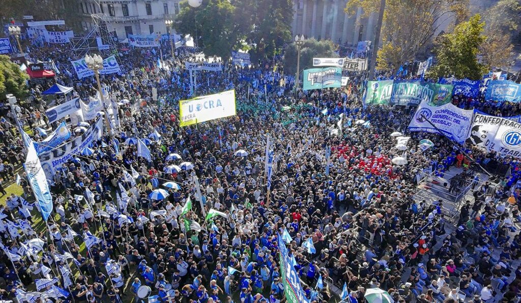“Se terminó la paciencia, señor Presidente”: la CGT copó Plaza de Mayo y anticipó que profundizará los conflictos