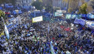 “Se terminó la paciencia, señor Presidente”: la CGT copó Plaza de Mayo y anticipó que profundizará los conflictos