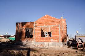 Construir la casa propia: Hoy se necesitan más de 124 salarios promedio completos para levantar una vivienda de 100 m² en Buenos Aires