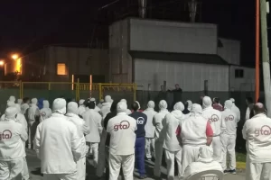 Granja Tres Arroyos suspendió a 200 trabajadores por seis meses, les redujo el sueldo y se los paga en cuotas