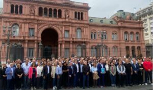 Intendentes de todo el país marcharon al Ministerio de Economía y Casa Rosada para exigir fondos y obras
