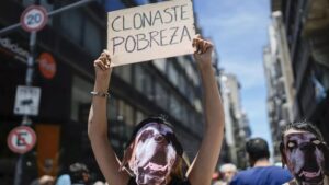Siete de cada diez ocupados son pobres: el estudio de la UBA que revela la «metamorfosis» laboral bajo el gobierno de Milei