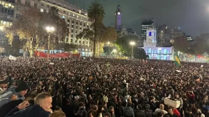 Multitudinaria misa ricotera en Plaza de Mayo
