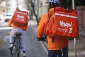 Trabajadores de apps llevan ingresos en caída por el aumento de la competencia y no hay ninguna regulación a la vista
