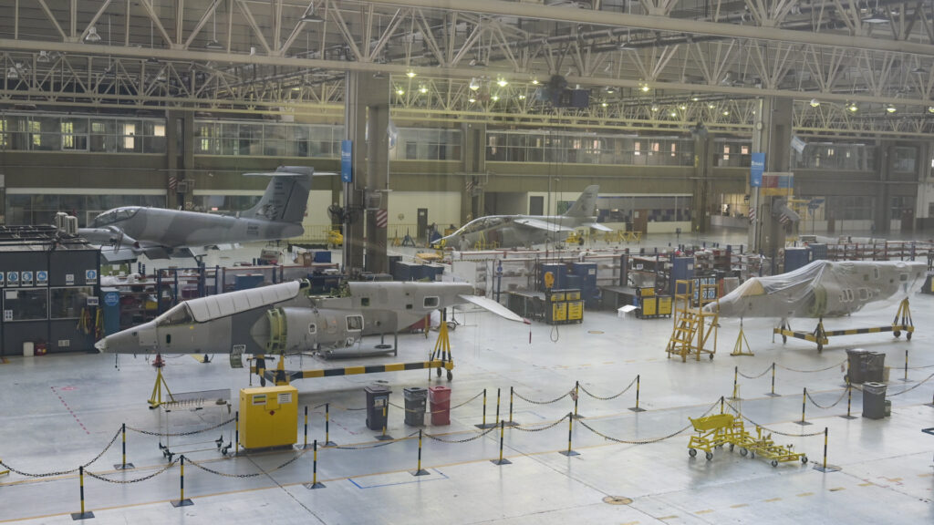 La fábrica estatal de aviones FADEA se desangra entre salarios en cuotas, contratos congelados y una deuda que la ahoga