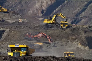 Primarización al palo/La industria nacional que podría producir para Vaca Muerta, la minería y el campo queda al margen de su crecimiento explosivo