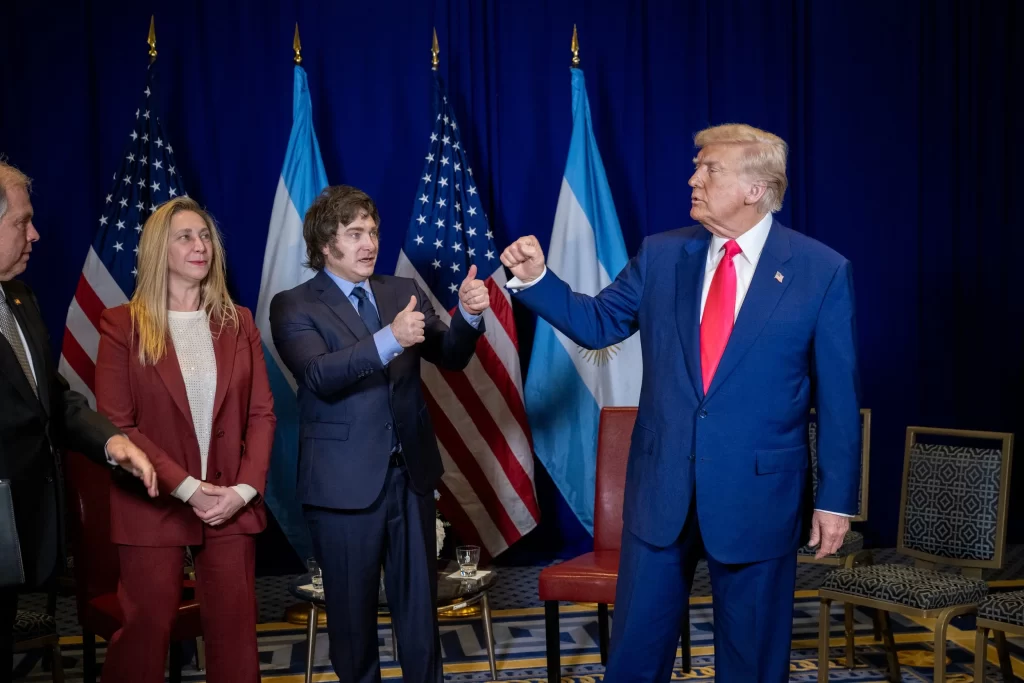 Como un diplomático inglés/ Milei, la bandera de Malvinas y la batalla cultural antes de la final
