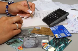 ¿Quién paga el ajuste? Deuda familiar y nueva arquitectura financiera en la Argentina