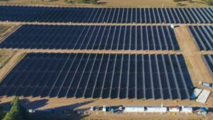 Montaron los primeros paneles solares en el parque fotovoltaico de General Pico