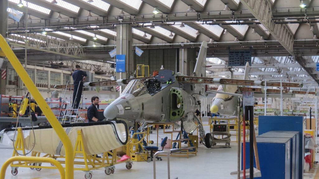 La única fábrica de aviones del país, FAdeA, está al borde del concurso por sus deudas millonarias con proveedores