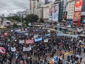 Una multitud marchó al Obelisco en defensa de la ciencia y en contra del ajuste de Milei