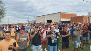 Con casi 500 despidos y otra planta paralizada, los trabajadores de Granja Tres Arroyos se movilizaron para exigir respuestas y no «apagar la lucha»
