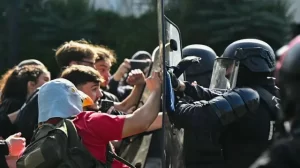 Arde París: violenta represión policial en Francia contra las protestas estudiantiles
