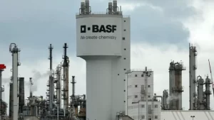 DE MAL EN PEOR Se acelera la crisis industrial y tras el cierre de Bunge, BASF recorta un turno de producción en su planta de General Lagos y ofrece retiros voluntarios