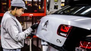 MILEI EL DESTRUCTOR COMPULSIVO DE LA INDUSTRIA/Stellantis deja producir Citroën en Argentina y convoca uno a uno a todos los operarios de Tres de Febrero para ofrecer retiros voluntarios