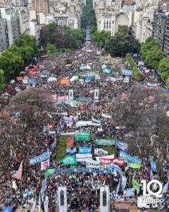 Masiva movilización al Congreso en defensa de la universidad pública en medio de un fuerte operativo policial/ Todo terminó en una fuerte represión .