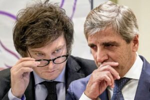 Jornada financiera en rojo: el riesgo país roza los 800 puntos y caen acciones y bonos